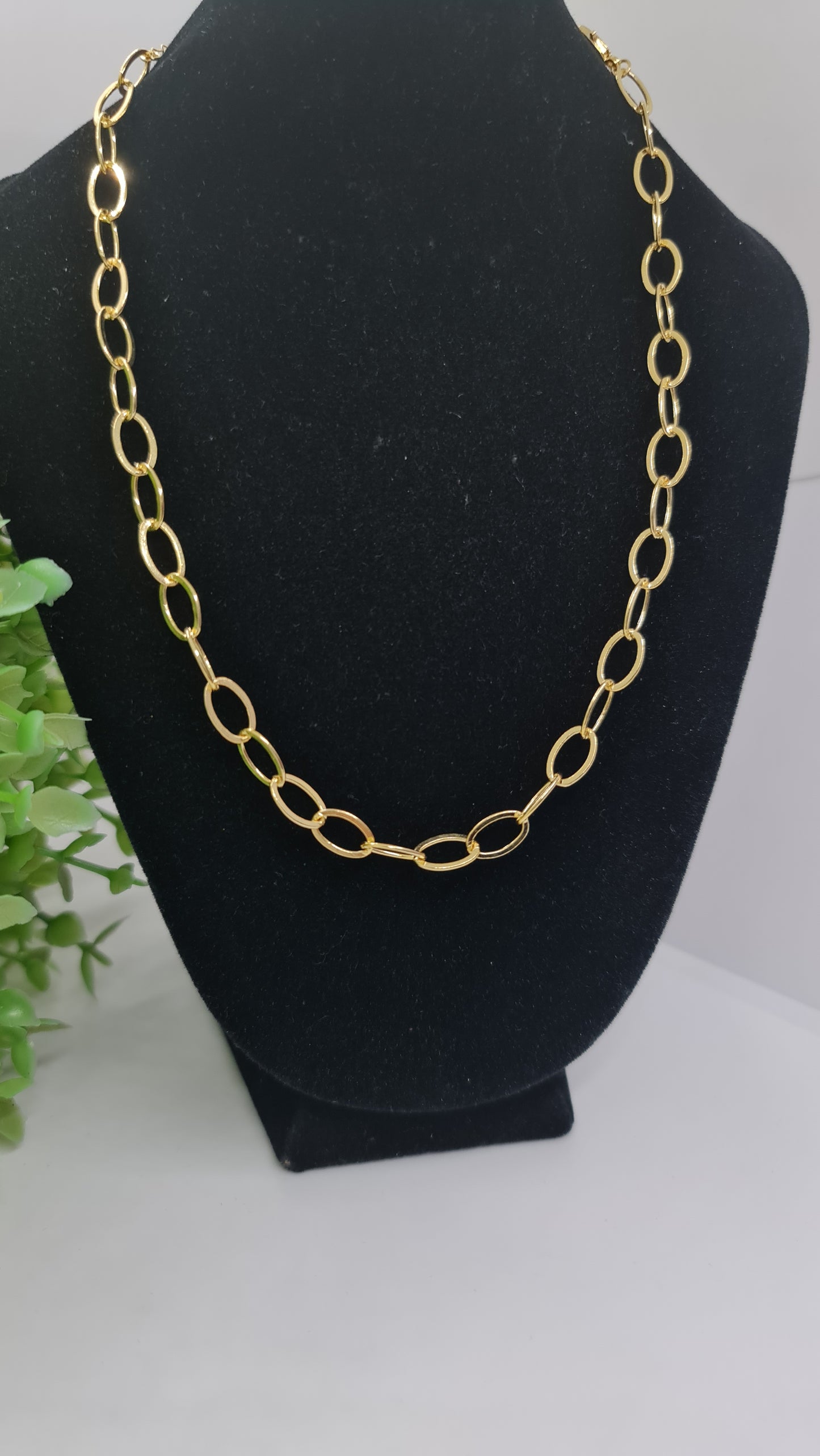 Collar dorado de eslabones ovalados
