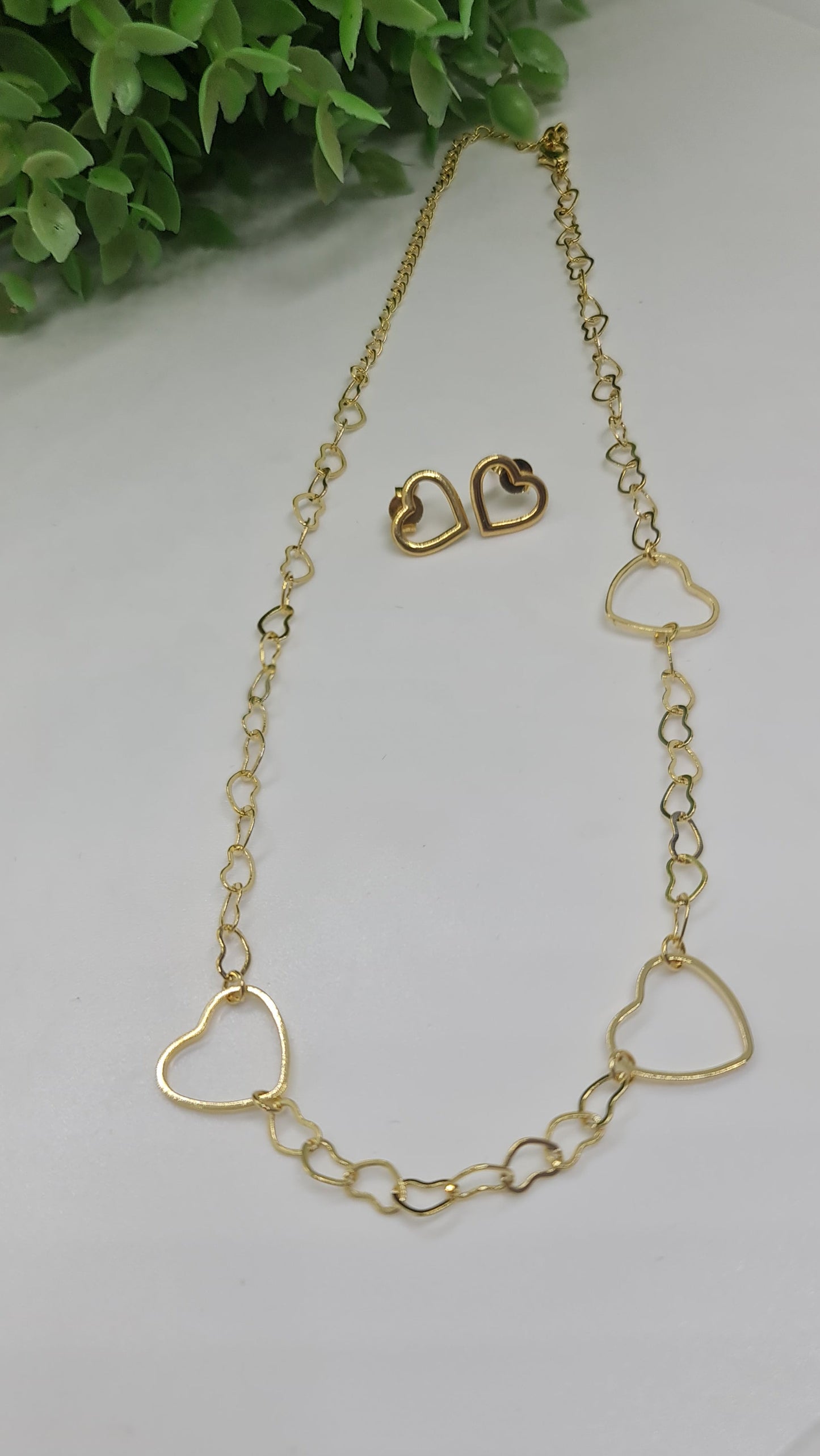 Set de cadena dorada de corazones entrelazados + aros de corazones
