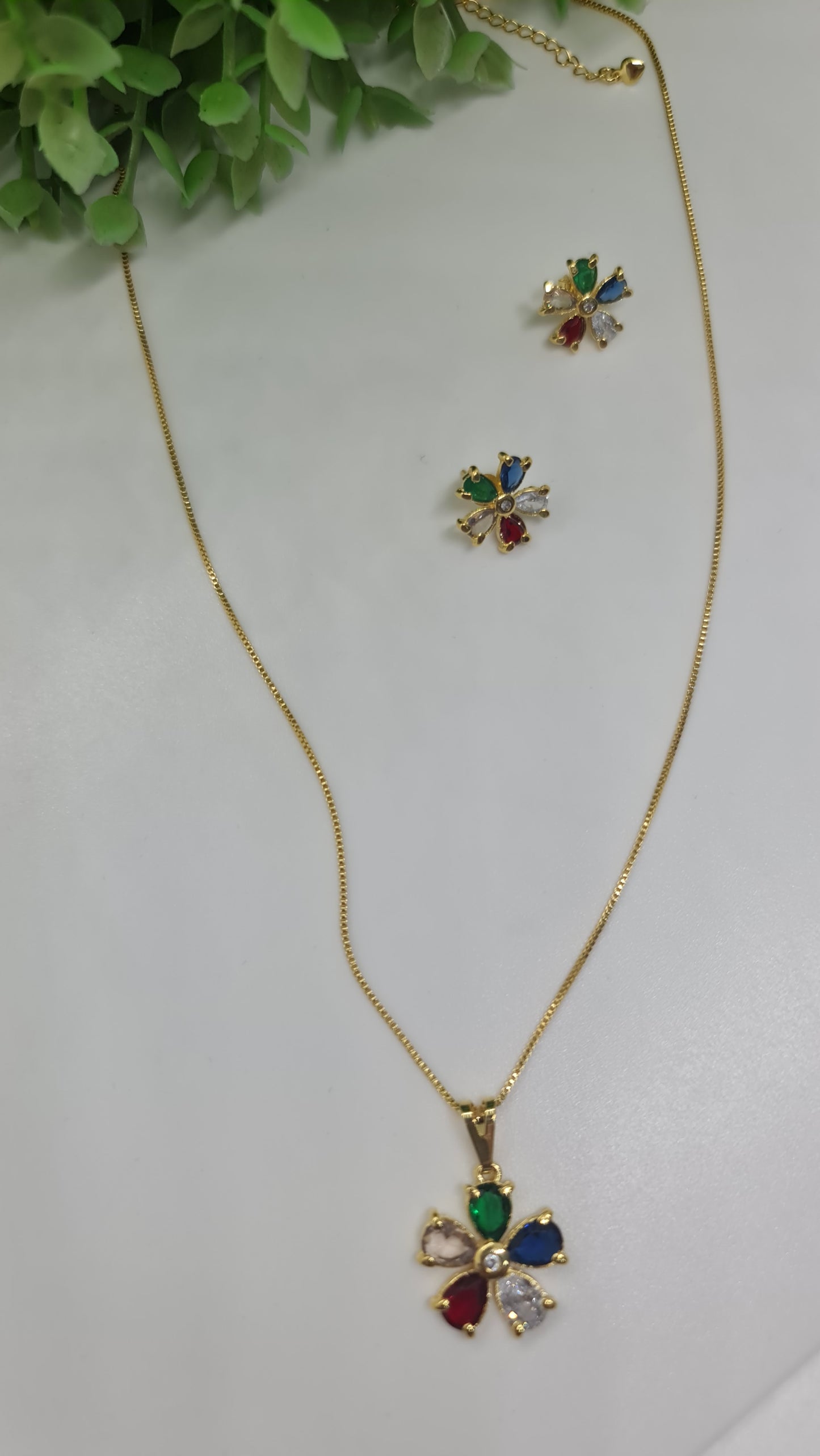 Set de cadena dorada con dije de flor multicolor + aros