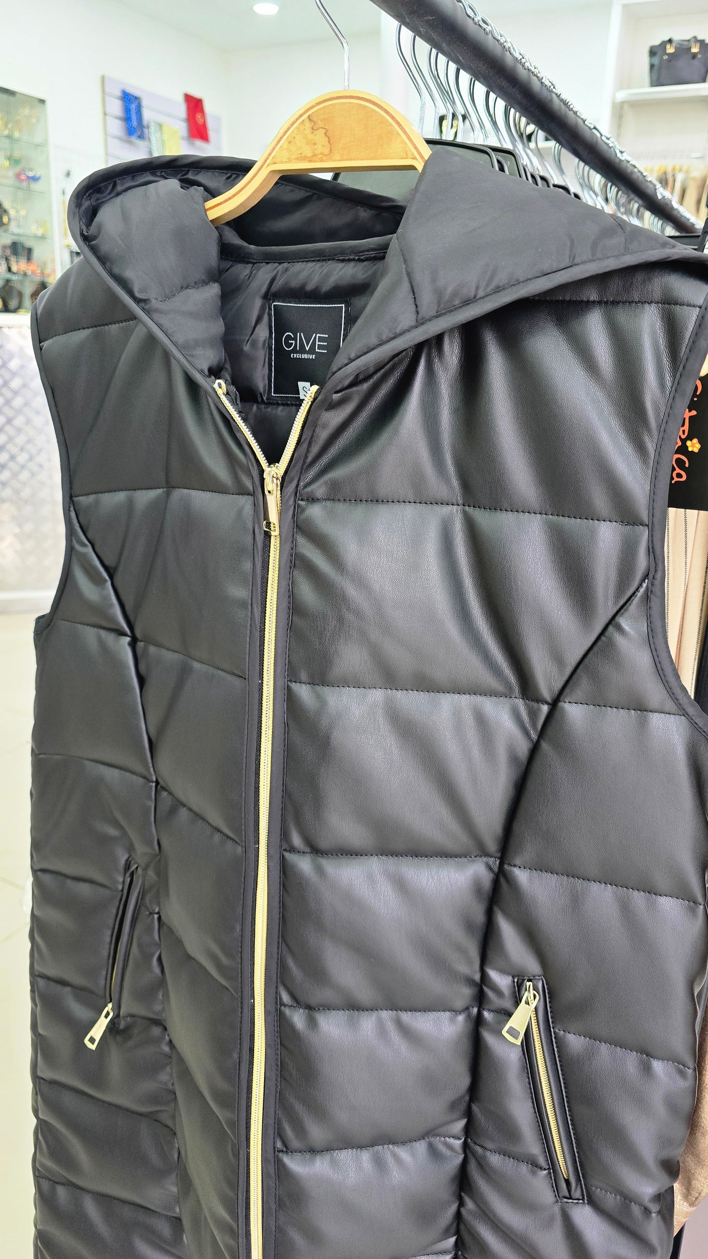 Parka sin manga de ecocuero