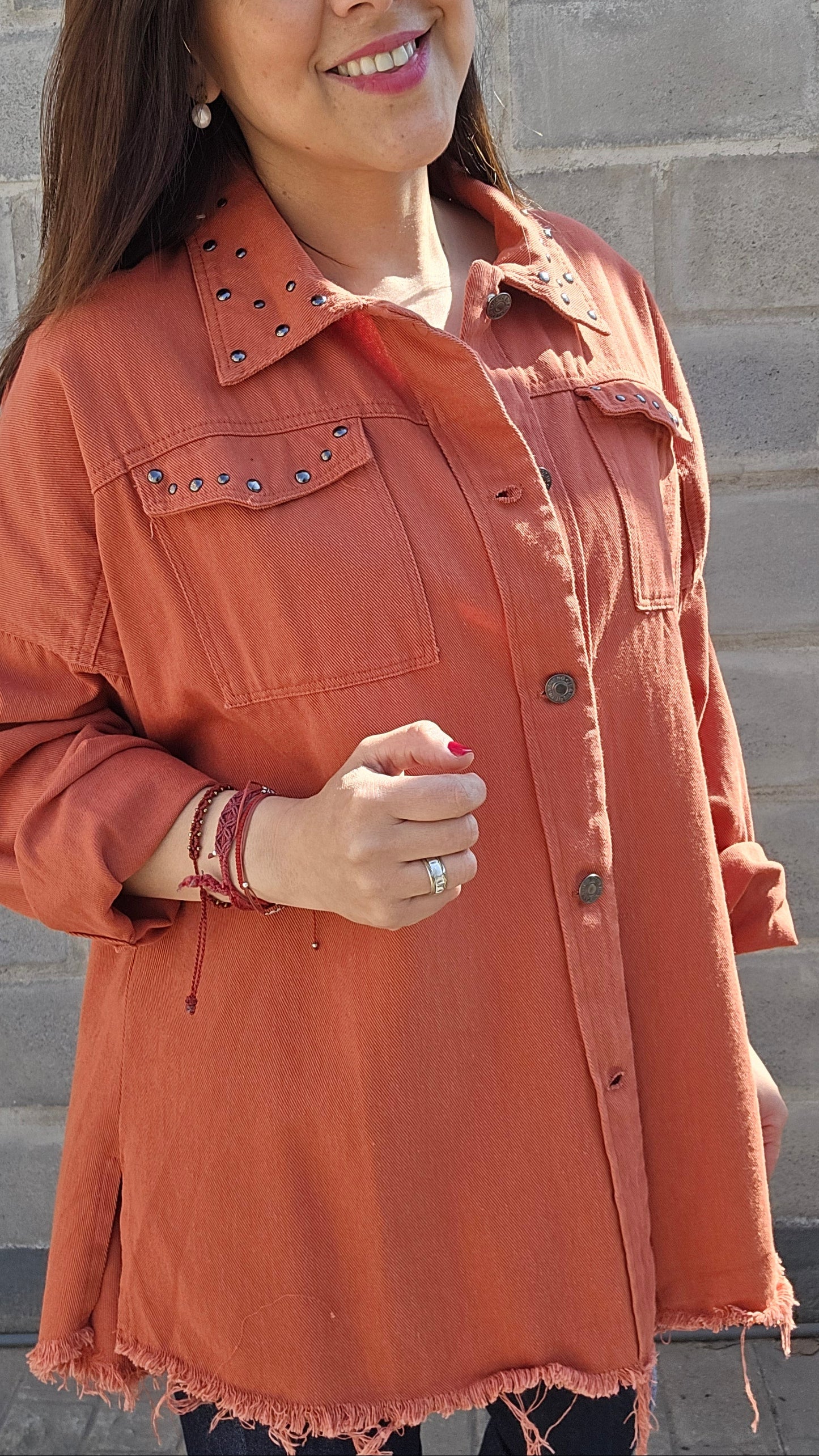 Chaqueta con tachas terracota