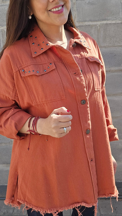Chaqueta con tachas terracota