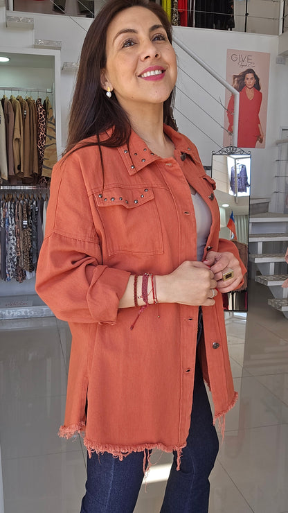 Chaqueta con tachas terracota