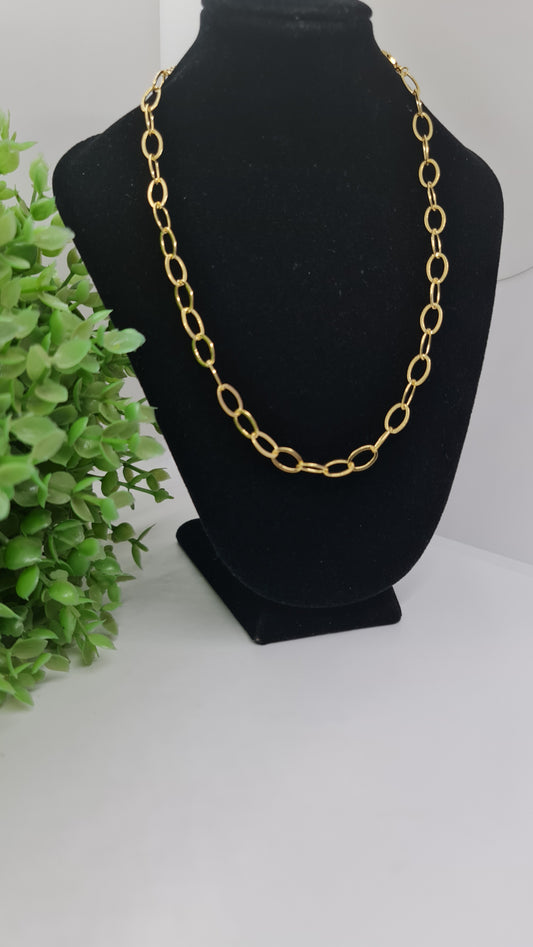 Collar dorado de eslabones ovalados