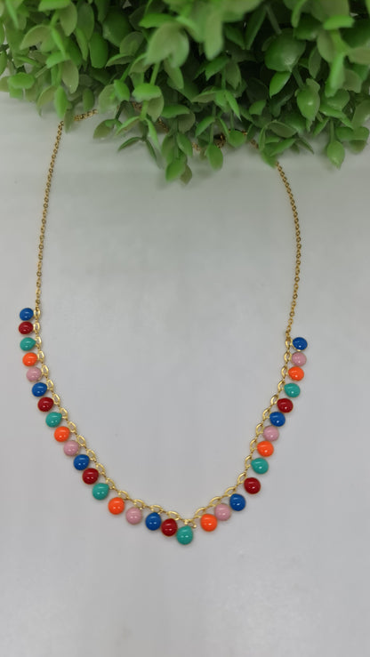 Cadena dorada con circulos multicolores