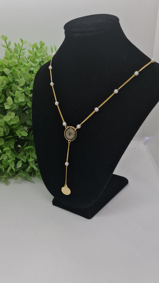 Cadena dorada con dije central de padre nuestro