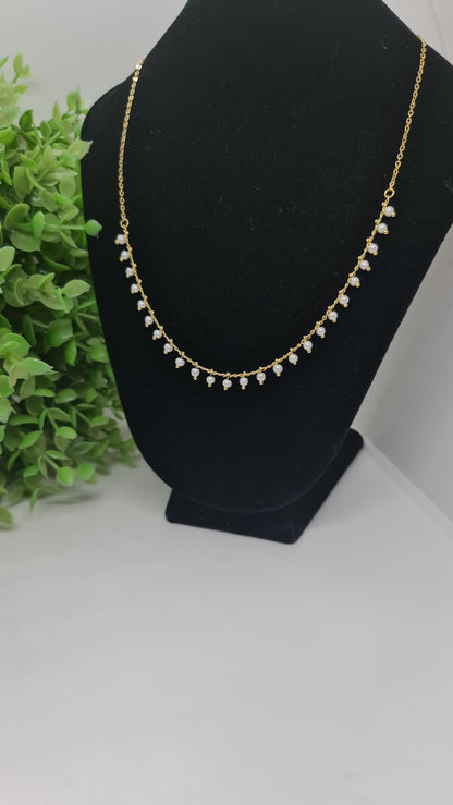 Cadena dorada con perlas blancas finas