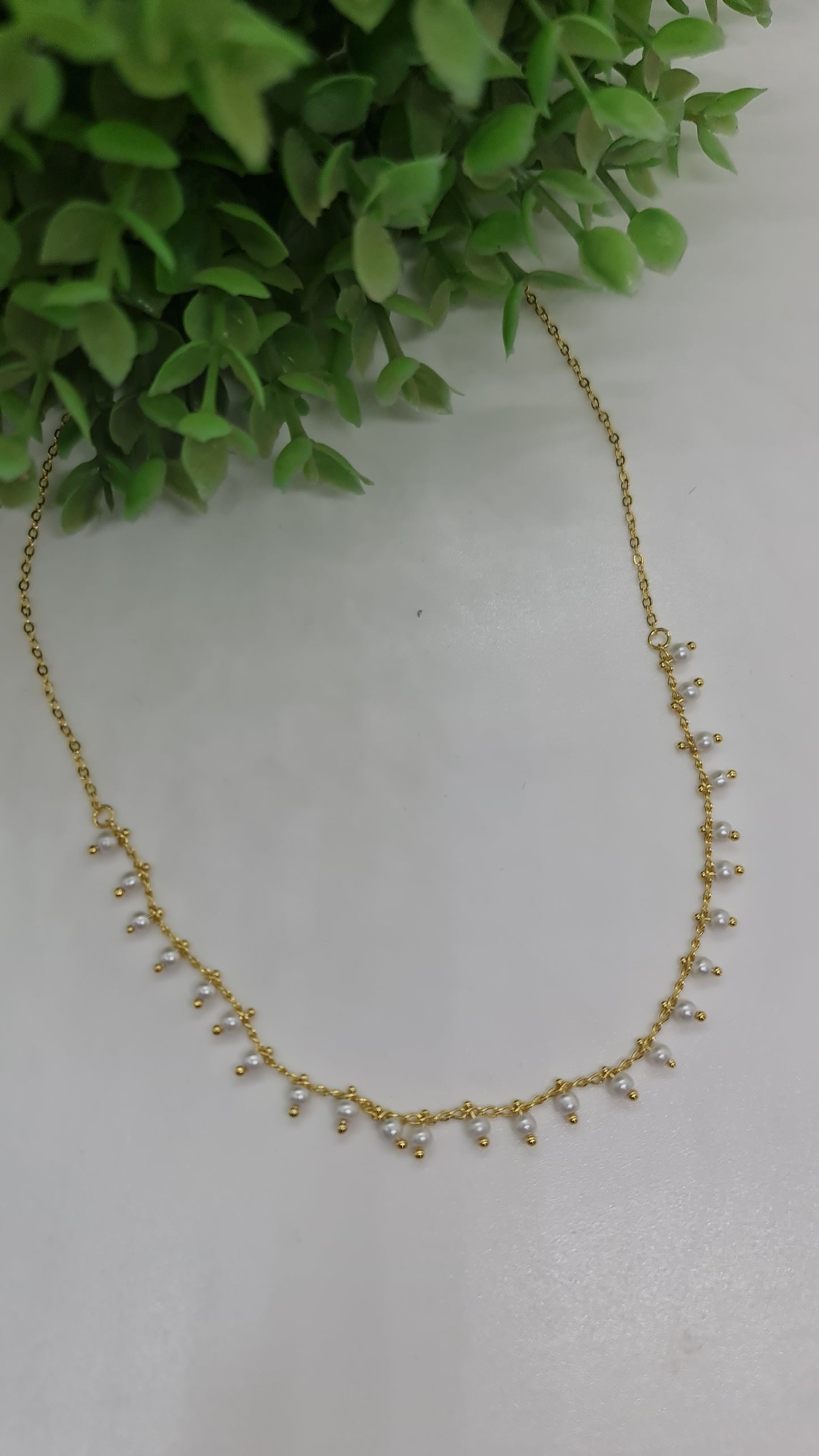 Cadena dorada con perlas blancas finas
