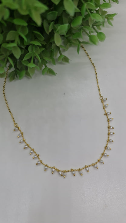 Cadena dorada con perlas blancas finas