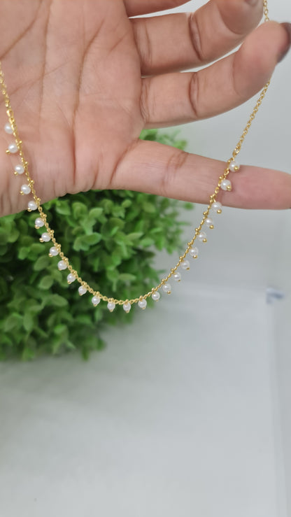 Cadena dorada con perlas blancas finas