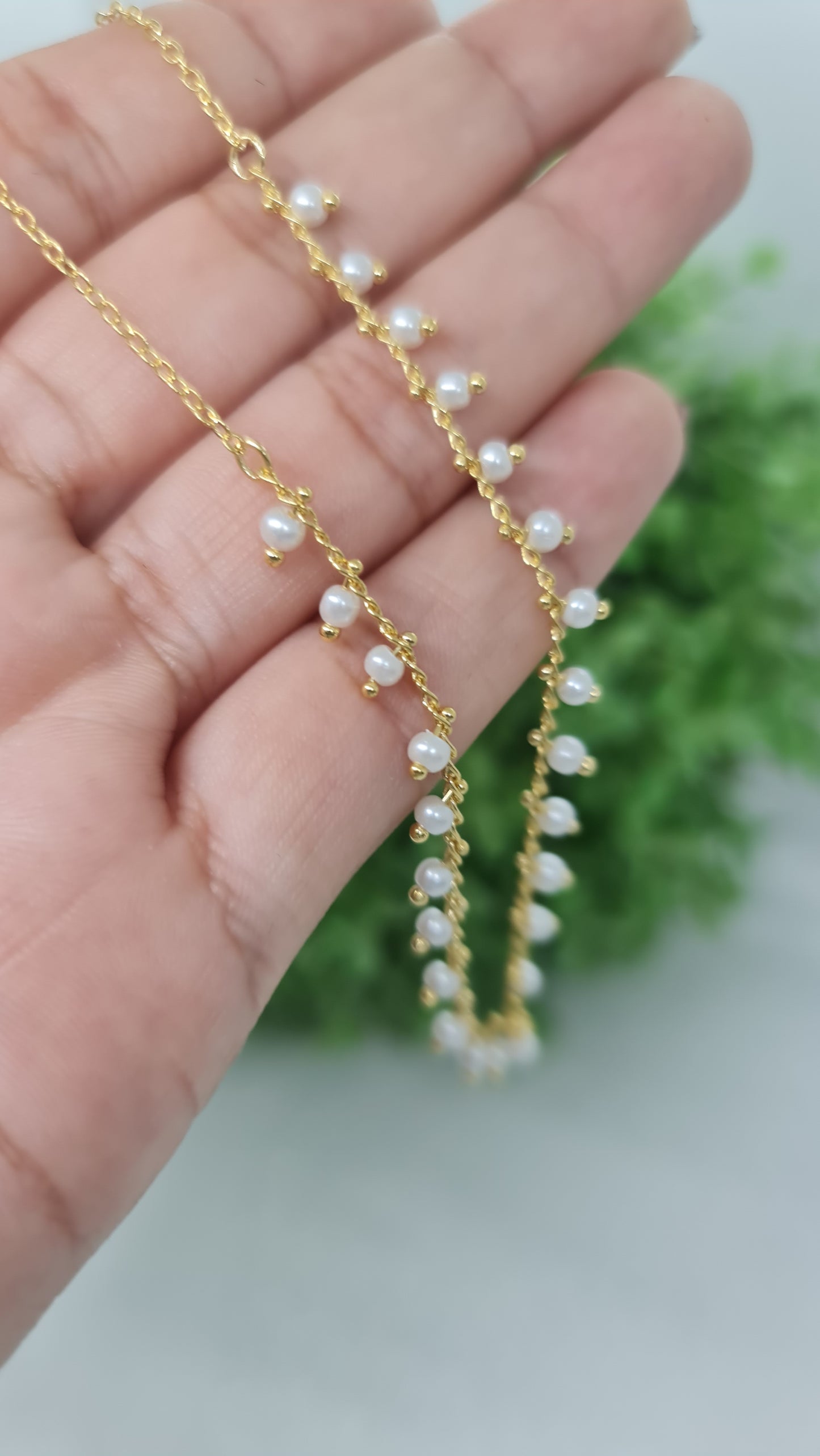 Cadena dorada con perlas blancas finas