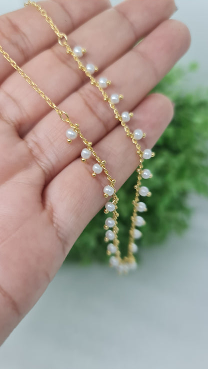 Cadena dorada con perlas blancas finas