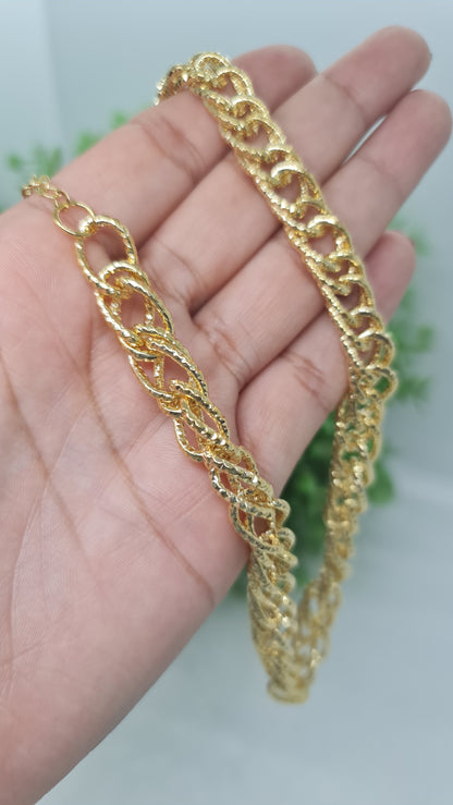 Cadena dorada de eslabones calados