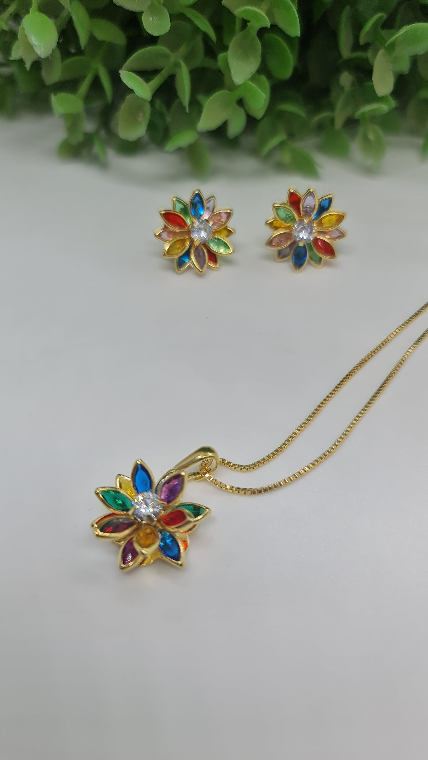 Set collar con dije de flor multicolor en punta dorada/plateada + aros