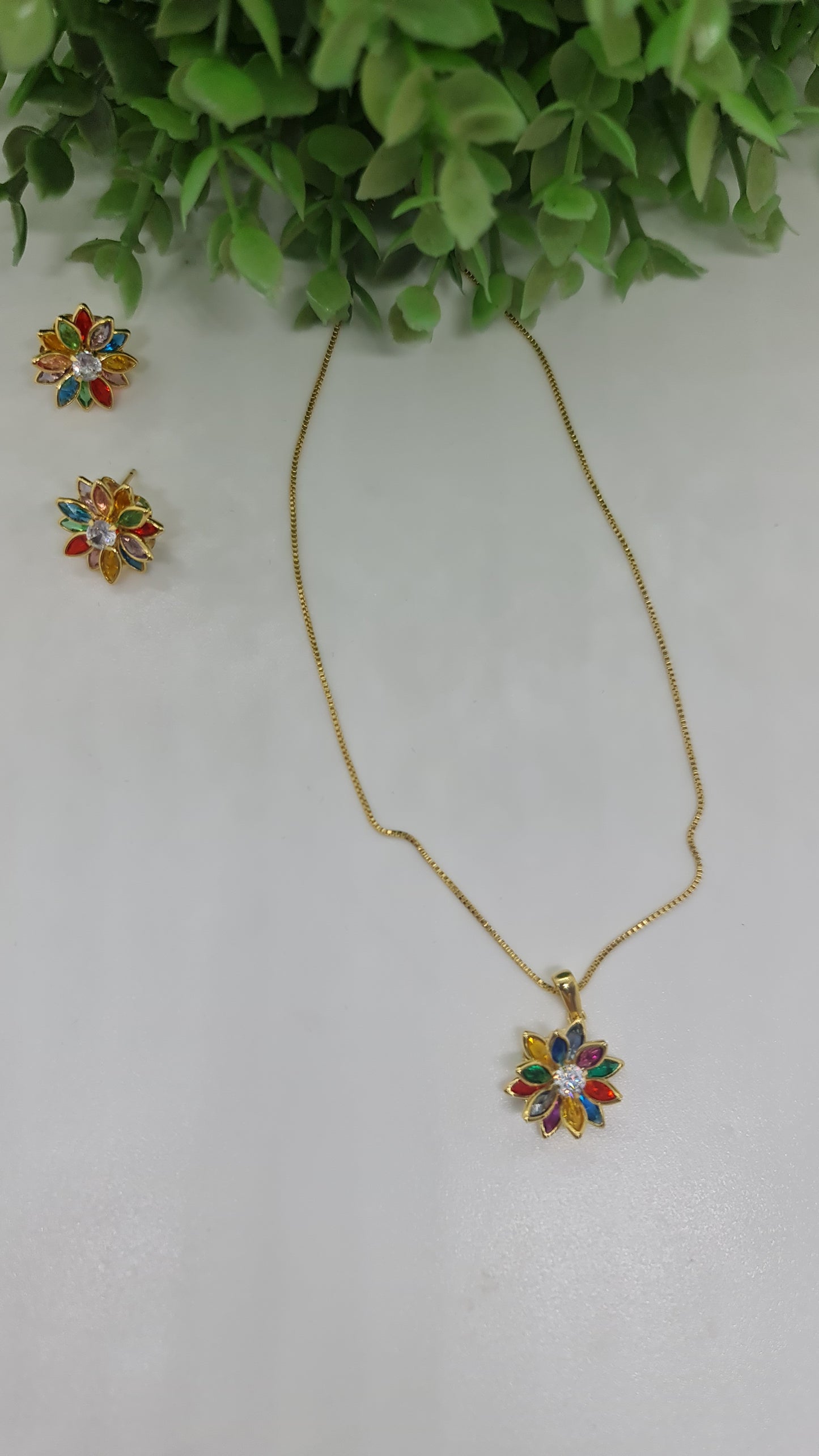 Set collar con dije de flor multicolor en punta dorada/plateada + aros