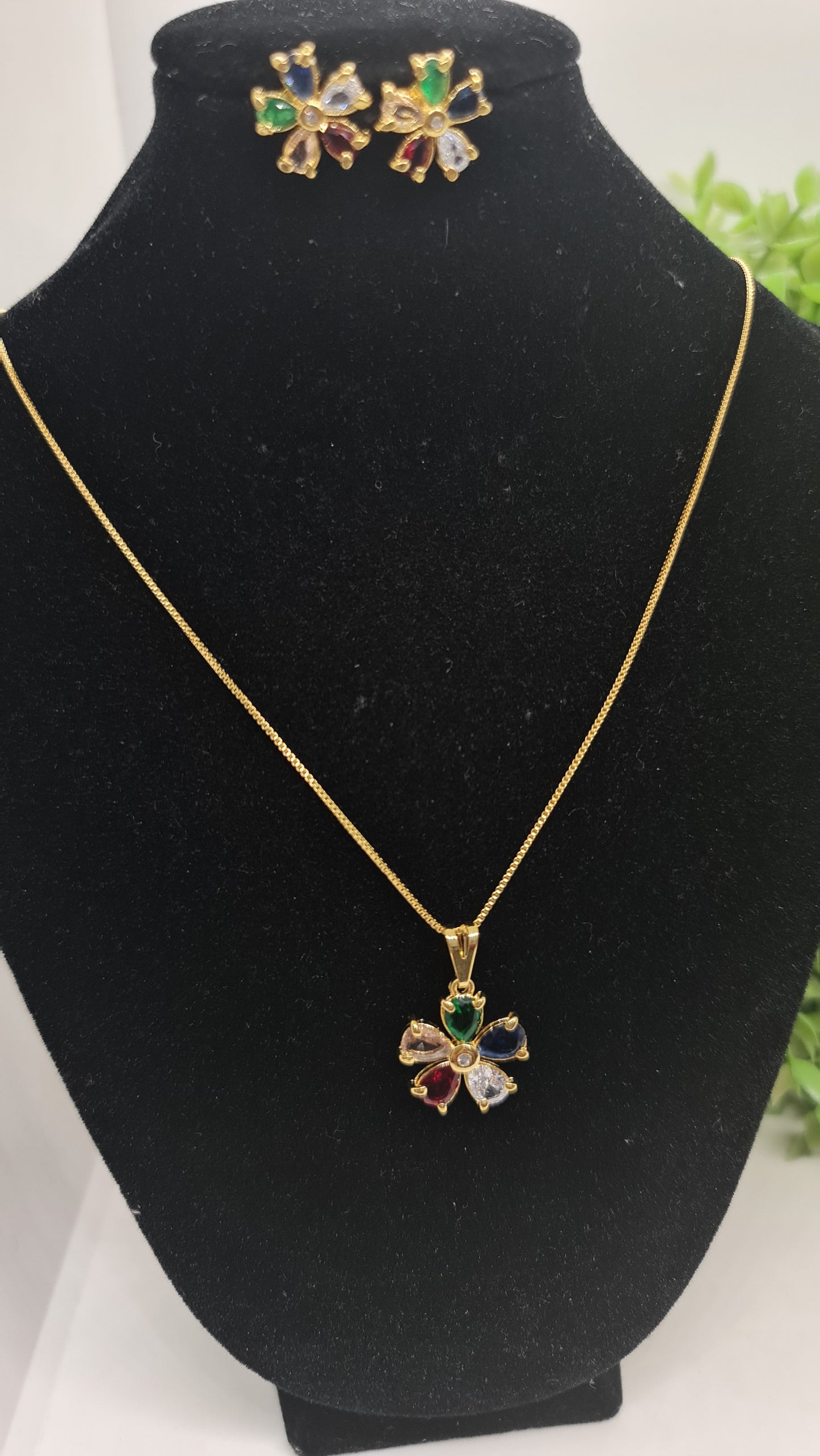Set de cadena dorada con dije de flor multicolor + aros