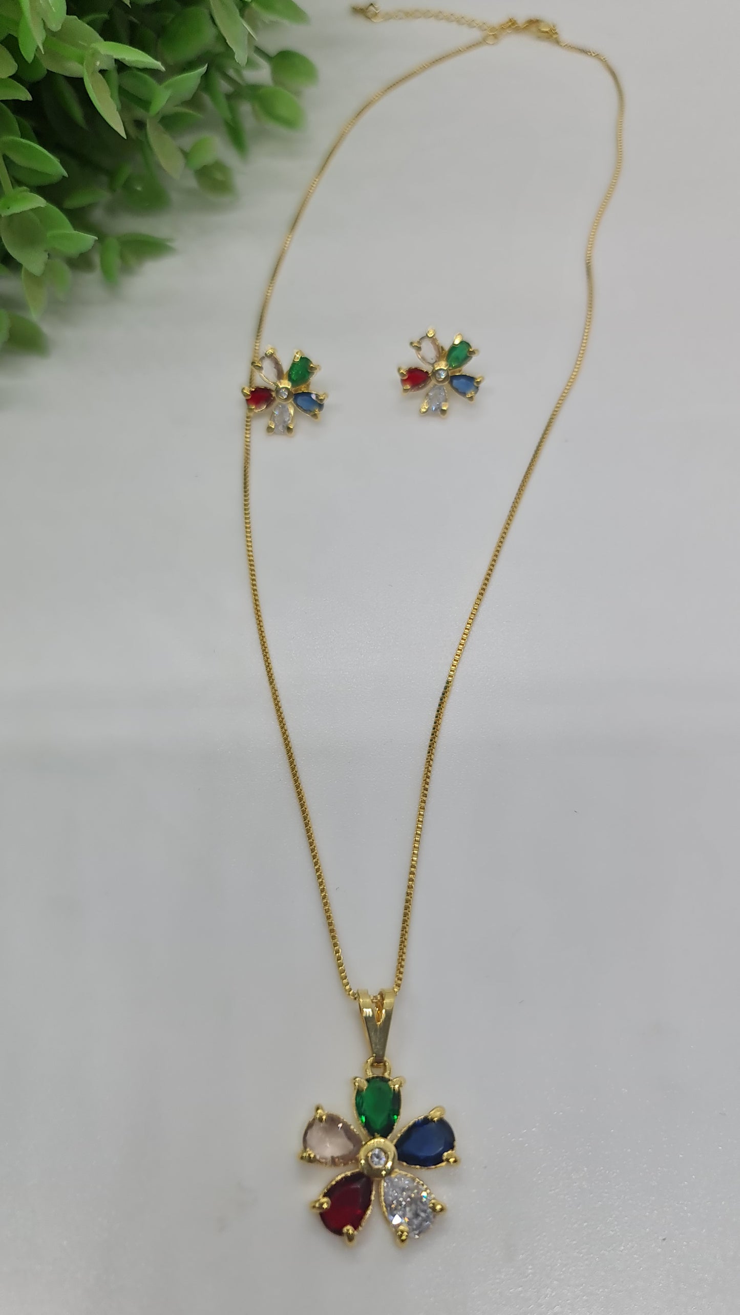 Set de cadena dorada con dije de flor multicolor + aros