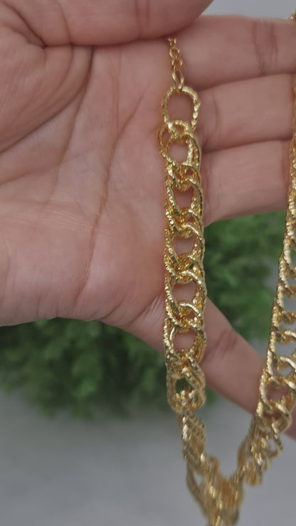 Cadena dorada de eslabones calados