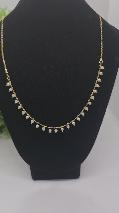 Cadena dorada con perlas blancas finas