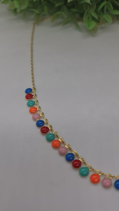 Cadena dorada con circulos multicolores