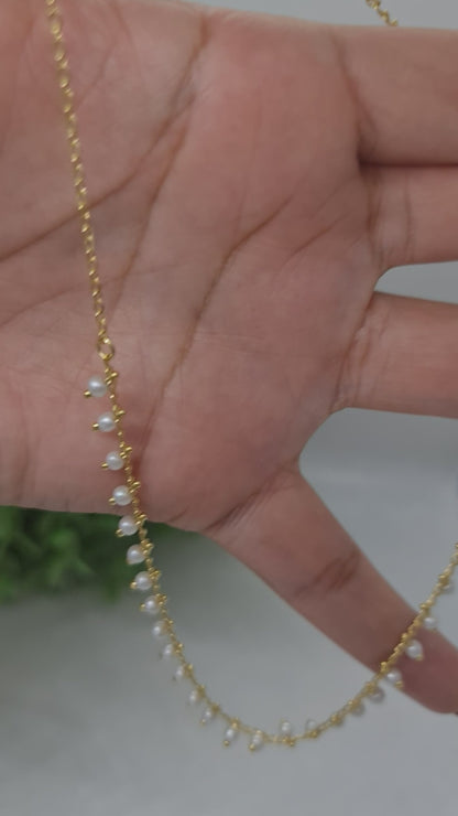 Cadena dorada con perlas blancas finas